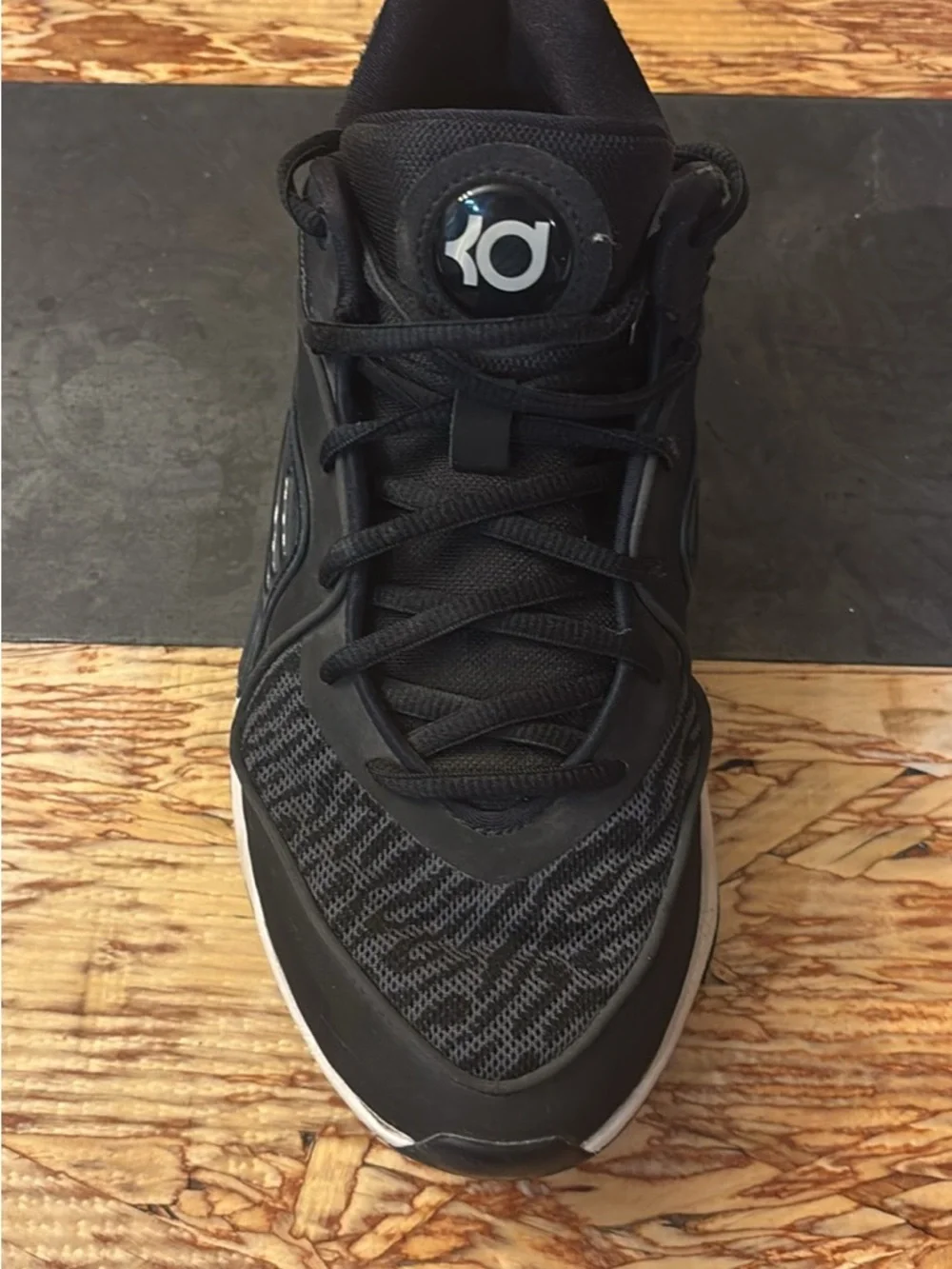 Nike Men's Black and White Low-Top Sneakers